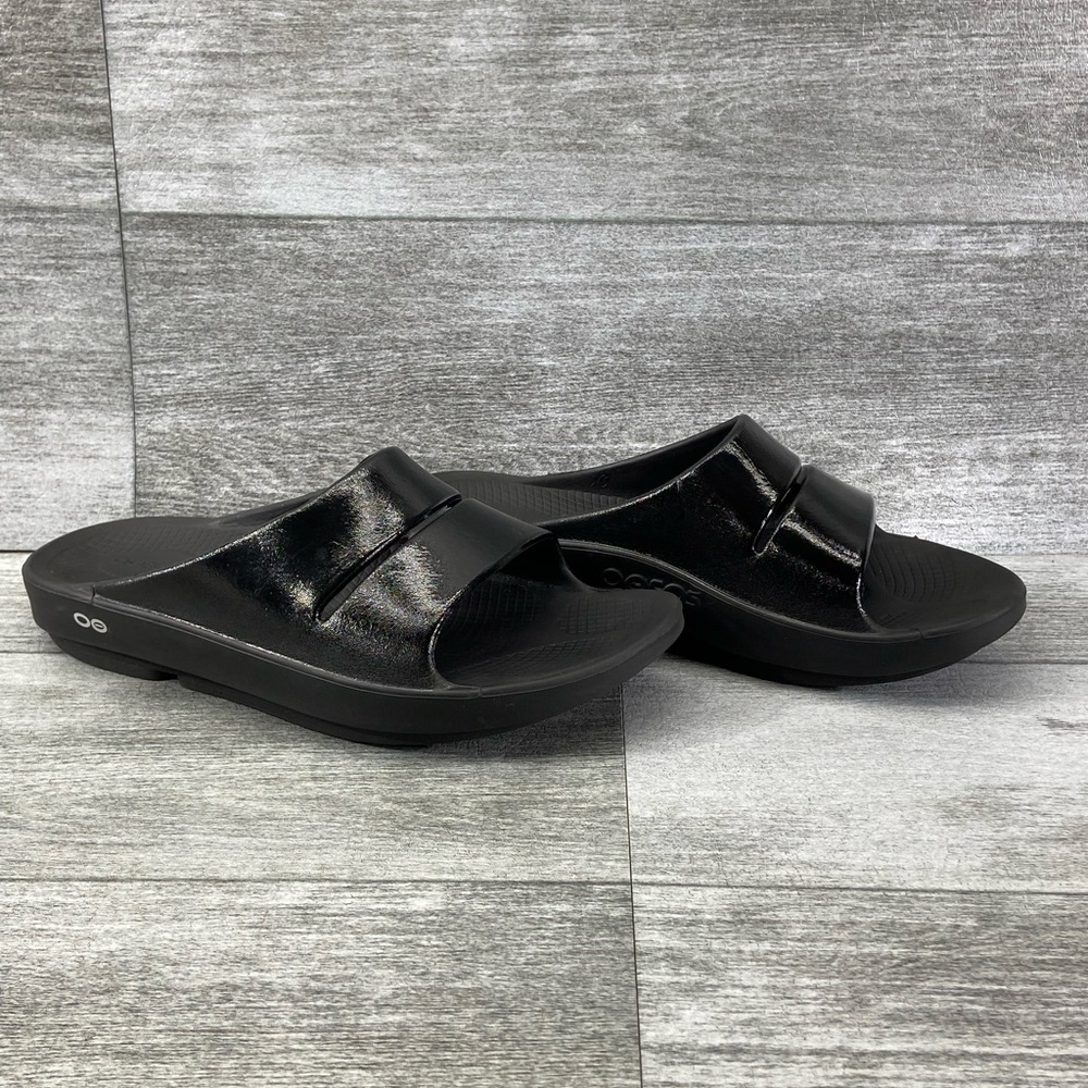 OOFOS OOahh Luxe Shiny Black Slide Recovery Sandals Mens 9 Womens 11  Preowned